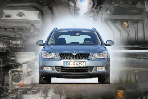 Szara Skoda Octavia 2 na tle silników.