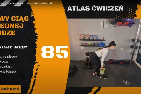 Kobieta wykonuje martwy ciąg na jednej nodze z kettlebell. Na ekranie widnieje napis "Martwy ciąg na jednej nodze" i lista błędów.