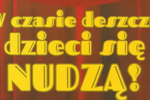 W czasie deszczu dzieci się nudzą! Żółte litery na tle czerwonej kurtyny.