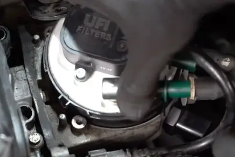 Gdzie jest filtr paliwa w Ford C-Max 1.6 benzyna - ważne informacje