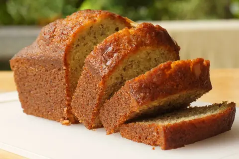 Saftig banankaka, perfekt för fikat. Ett enkelt banankaka recept som alla kan lyckas med.
