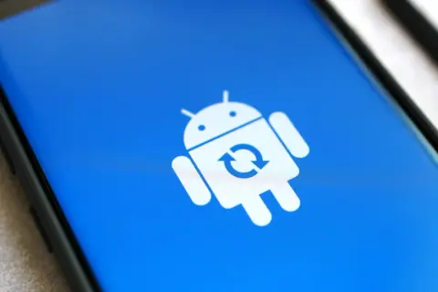 Ikona robota Android z symbolem odświeżania na niebieskim tle. To znak, że czekają Cię aktualizacje systemu Android.
