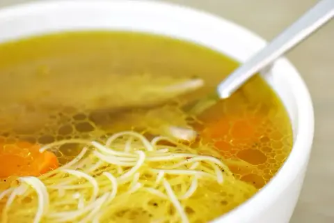 Miseczka domowego rosołu z makaronem i marchewką. Idealny na lekki posiłek, z niską zawartością rosół kcal.