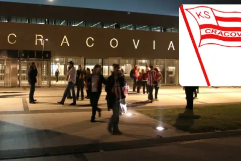 Fani przed stadionem Cracovii, najstarszego klubu piłkarskiego w Polsce.