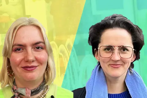 Zwei Frauen lächeln, eine mit blonden Haaren, die andere mit dunklen Haaren und Brille. Sie könnten sich für ein Grafik Design Studium in Berlin bewerben.