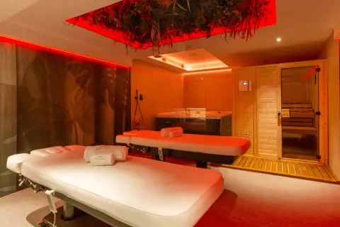 Relájate en este oasis de bienestar. Dos camillas de masaje, jacuzzi y sauna te esperan en el eden spa.