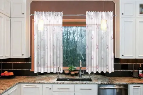 Cortinas en cocinas modernas: ¿cómo elegir estilo y durabilidad?
