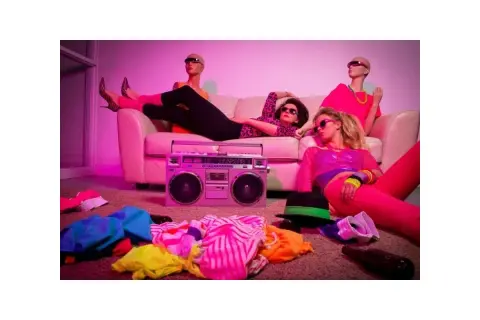 Stylizacja na imprezę PRL: neonowe kolory, legginsy, okulary przeciwsłoneczne i boombox. Jak się ubrać na taką imprezę?