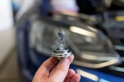 Nowa żarówka postojowa do Audi A4 B6 w dłoni, gotowa do wymiany.