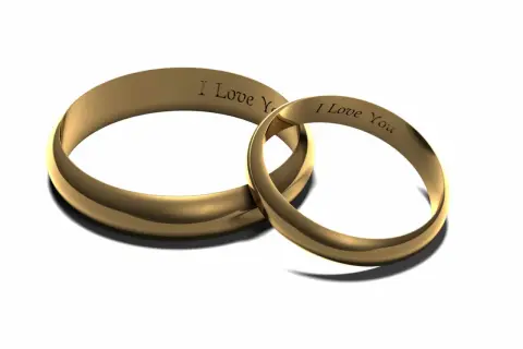 Dwa złote obrączki z grawerem "I Love You". Idealny krótki grawer dla córki, symbol miłości.