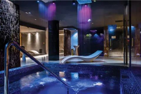 Relaks w hotelu spa z basenem i kolorowymi prysznicami. Idealne miejsce na udany wypoczynek nad morzem.