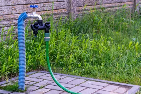 Wolnostojący kran ogrodowy DIY: Jak zbudować krok po kroku?