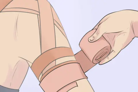 Application d'un strap pour soulager une tendinite à l'épaule.
