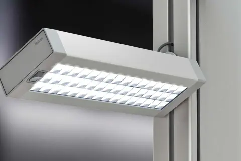 Nowoczesna lampa LED zapewnia optymalne natężenie oświetlenia na stanowisku pracy, poprawiając komfort i efektywność.