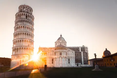 La Torre di Pisa, con il Duomo sullo sfondo, illuminata dal sole al tramonto. Un'emozione unica da vivere, un sogno da realizzare: visitare la Torre di Pisa.