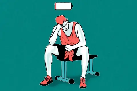 Erschöpfter Mann sitzt auf einer Bank, Akku fast leer. Mögliche zu viel Protein Symptome?