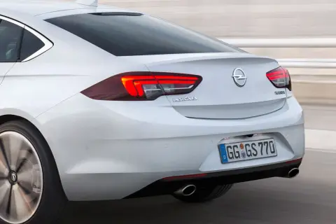 Pojemność baku Opel Insignia: A vs B, rezerwa i koszty!