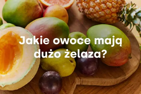 Różnorodne owoce, w tym mango, gruszki i śliwki, które są owocami bogatymi w żelazo.