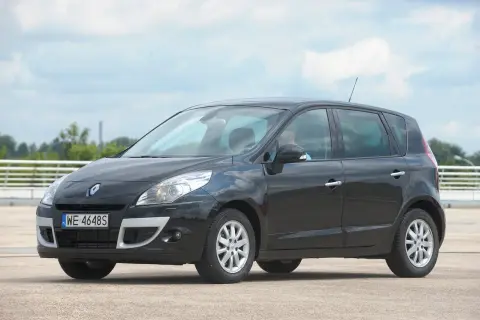 Czarny Renault Scenic 3, gotowy do wymiany żarówki H7.