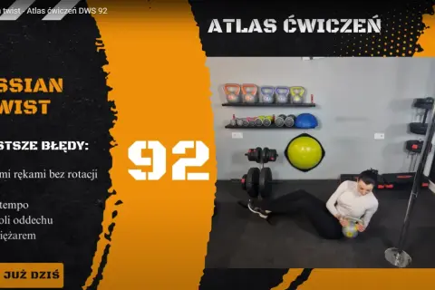 Kobieta wykonuje Russian twist z odważnikiem. Na ekranie widnieje napis "Russian Twist" i numer 92.