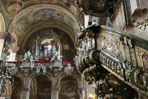 Prunkvolle Kanzel in einer der Kirchen Breslaus, mit Blick auf die Orgel und Deckenmalereien.