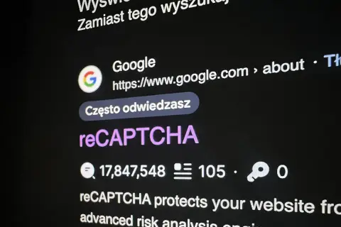 Szukasz informacji: recaptcha co to? Widzisz wyniki wyszukiwania Google, w tym link do strony o reCAPTCHA, która chroni strony przed botami.