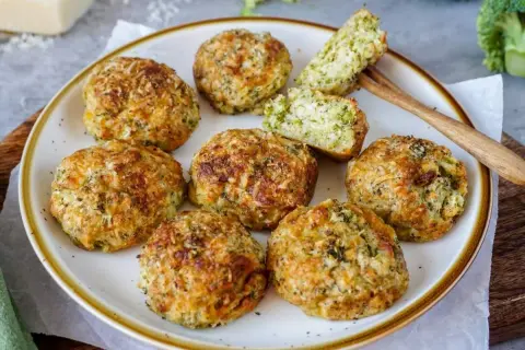 Käse-Brokkoli-Bällchen, perfekt für gesunde Airfryer Rezepte. Außen knusprig, innen saftig.