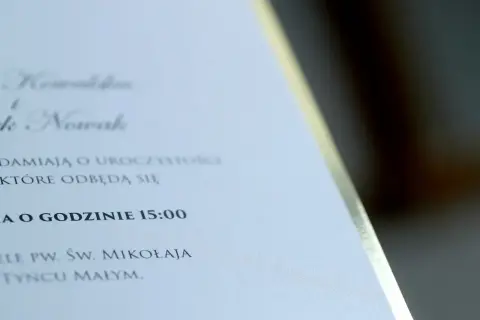Eleganckie zawiadomienie o ślubie w stylu savoir vivre. Zaproszenie informuje o uroczystości, która odbędzie się o godzinie 15:00 w kościele pw. Św. Mikołaja w Tyncu Małym.