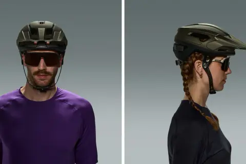 Unterschied Fahrradhelm, Skaterhelm: Mann und Frau tragen unterschiedliche Helme, beide mit Sonnenbrille.