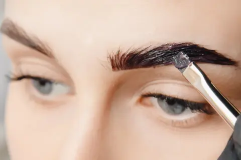 Aplikacja ciemnej henny na brwi pędzelkiem. Czy to henna żelowa czy kremowa?