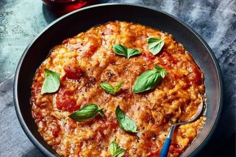 En skål med pappa al pomodoro, en mustig tomatgryta med basilika och svartpeppar.