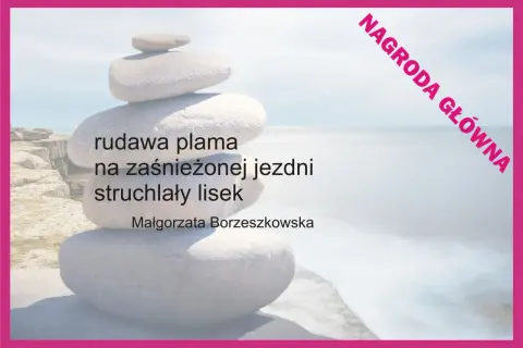 Rudawa plama na zaśnieżonej jezdni, struchlały lisek. To haiku po polsku, nagrodzone główną nagrodą.