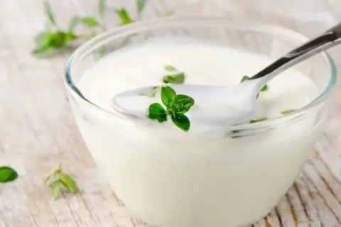 Czy jogurt grecki tuczy? Poznaj prawdę o jego kaloriach i diecie