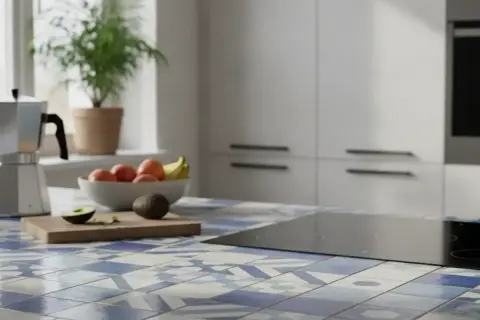 Carrelage d'une maison ancienne rénovée, avec une plaque de cuisson moderne et des fruits frais sur le plan de travail.