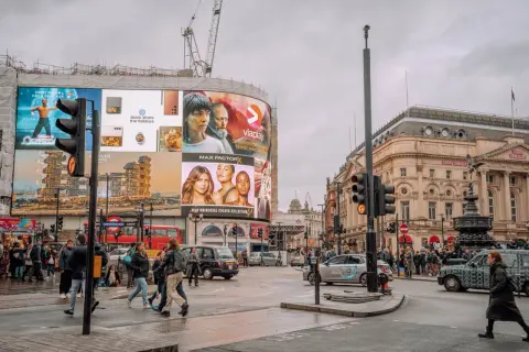 Tętniące życiem Piccadilly Circus z neonami, ludźmi i słynnymi billboardami.