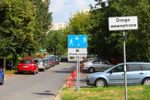 Znak "Droga wewnętrzna" informuje o strefie ruchu z ograniczeniami dla pieszych i dzieci.