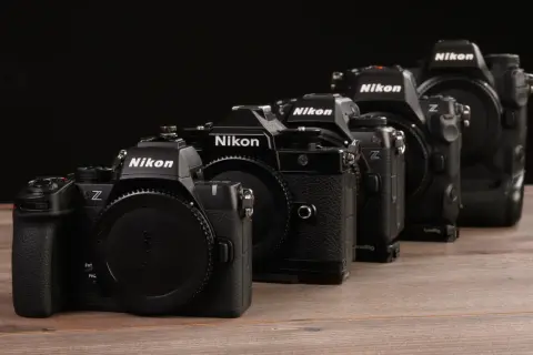 Una fila di fotocamere Nikon Z, dalla più piccola alla più grande, con la Nikon Z90 in primo piano.