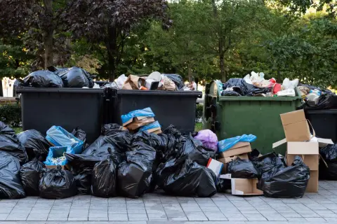 Straszna góra śmieci wokół kontenerów. Ile produkujemy śmieci, że tak wszystko się piętrzy?