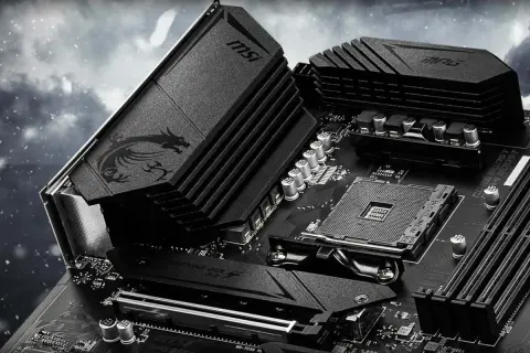 Placa base MSI con disipadores negros y dragón. El chipset es el corazón de la comunicación.