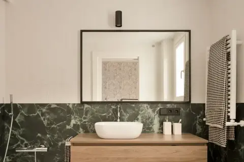Transforma tu baño pequeño: ideas modernas y funcionales que amarás