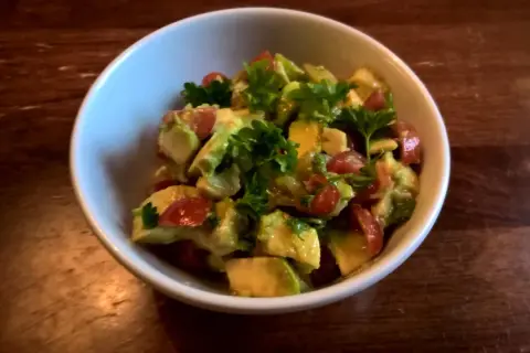 En skål med krämig pico de gallo, toppad med färsk persilja. Perfekt tillbehör!