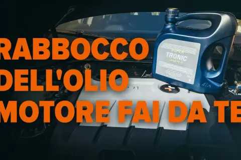 Un flacone di olio motore Super Tronic è pronto per il rabbocco dell'olio motore fai da te.