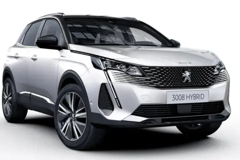 Silver Peugeot 3008 plug-in hybrid test. En modern SUV med distinkt grill och LED-lampor.