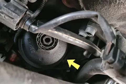 Gdzie jest filtr oleju w Honda CR-V 2.0 benzyna? Znajdź go łatwo