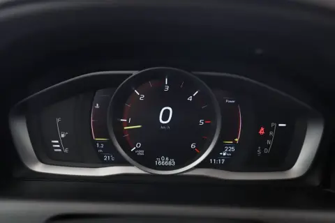 Bilens instrumentpanel visar 166683 km. Frågan "hur många mil kan en bil gå" besvaras av mätaren.