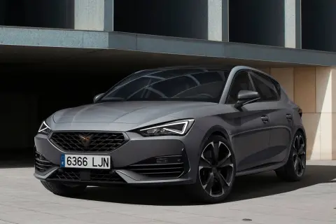 Szary, sportowy hatchback z ostrymi liniami i nowoczesnymi światłami LED, gotowy na dynamiczną jazdę.