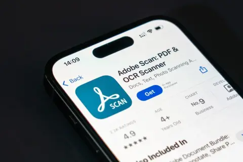 Aplikacja Adobe Scan na telefonie pokazuje, jak zrobić skan dokumentu.