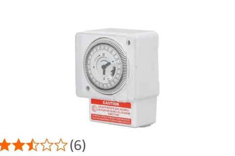 Vit mekanisk timer med tydlig urtavla och varningsetikett. Perfekt för att styra elektriska apparater.