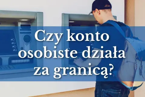Mężczyzna z plecakiem przy bankomacie. Czy konto osobiste działa za granicą?