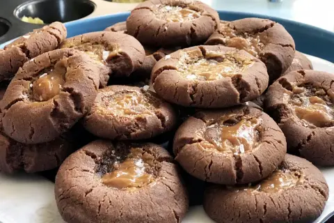 Chokladkakor med salt kolafyllning. Perfekt för dig som undrar vad man kan baka till fikat.